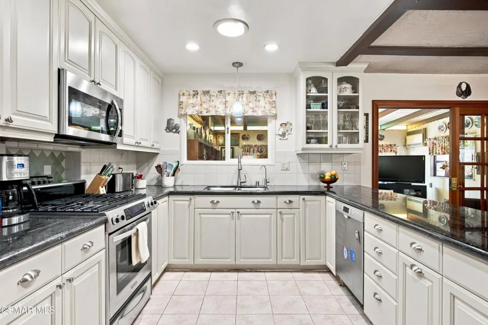 20256 Londelius Street Winnetka, CA 91306