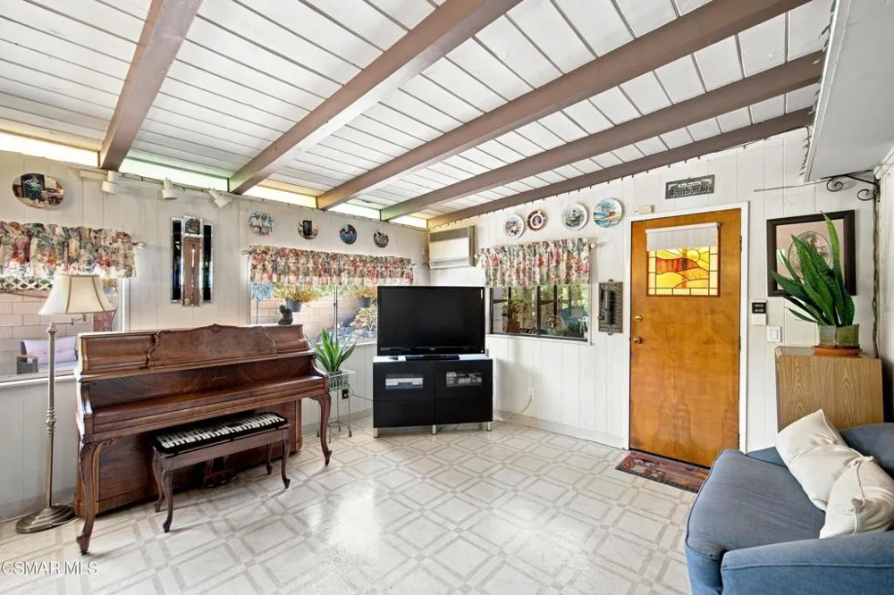 20256 Londelius Street Winnetka, CA 91306