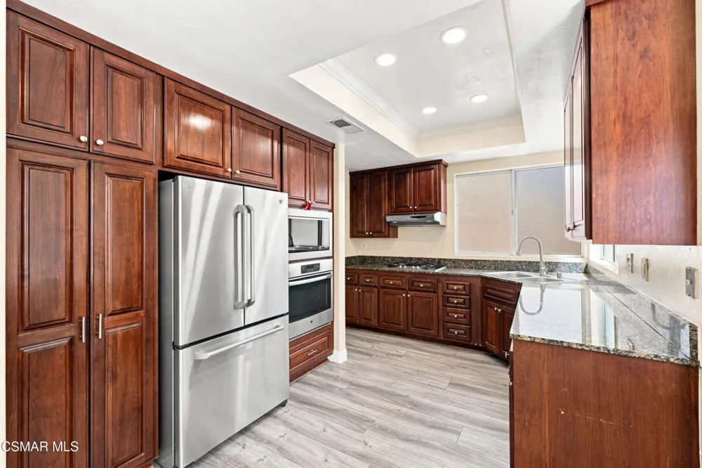 556 Myrtle Court Oak Park, CA 91377