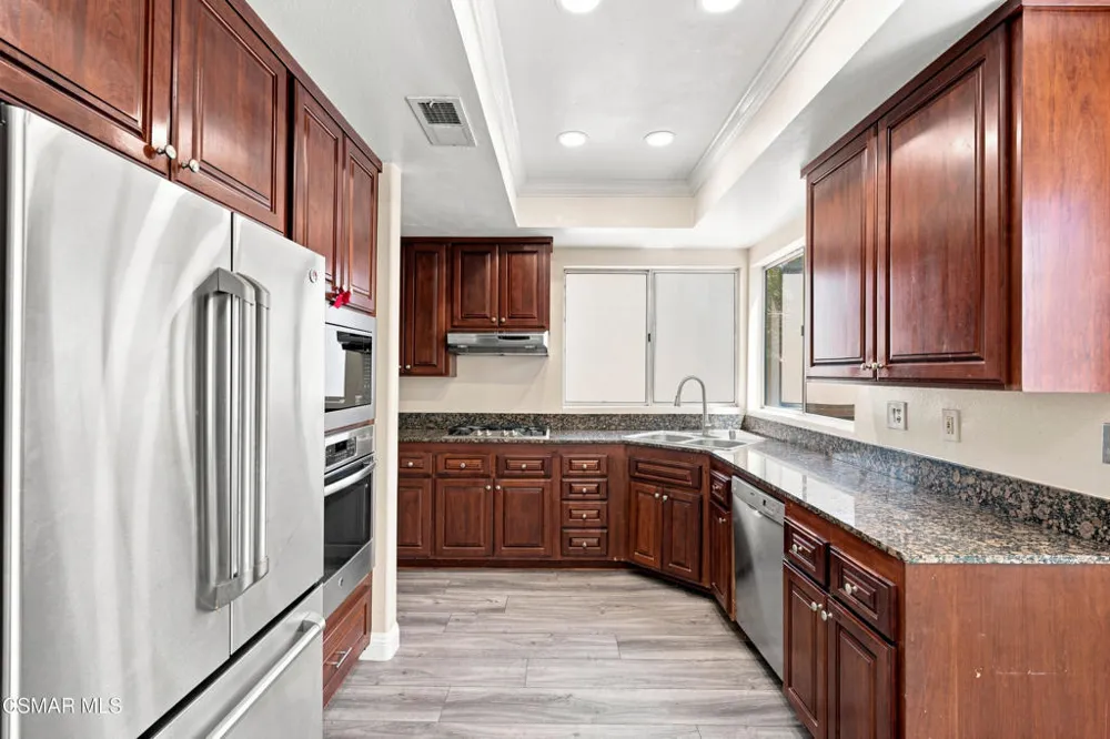 556 Myrtle Court Oak Park, CA 91377