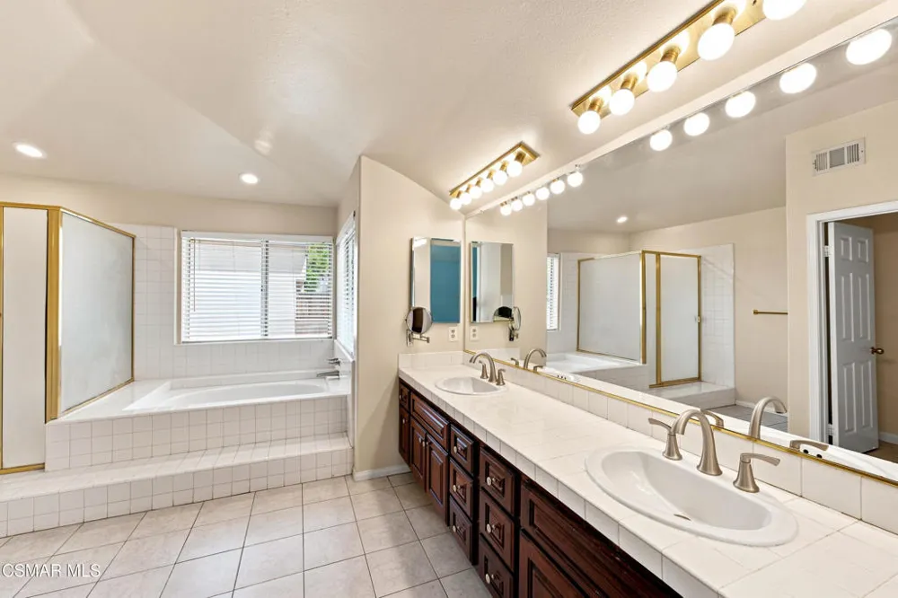 556 Myrtle Court Oak Park, CA 91377