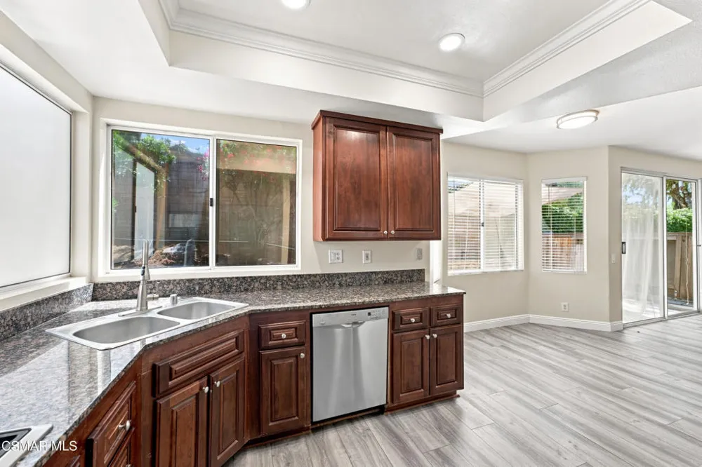 556 Myrtle Court Oak Park, CA 91377