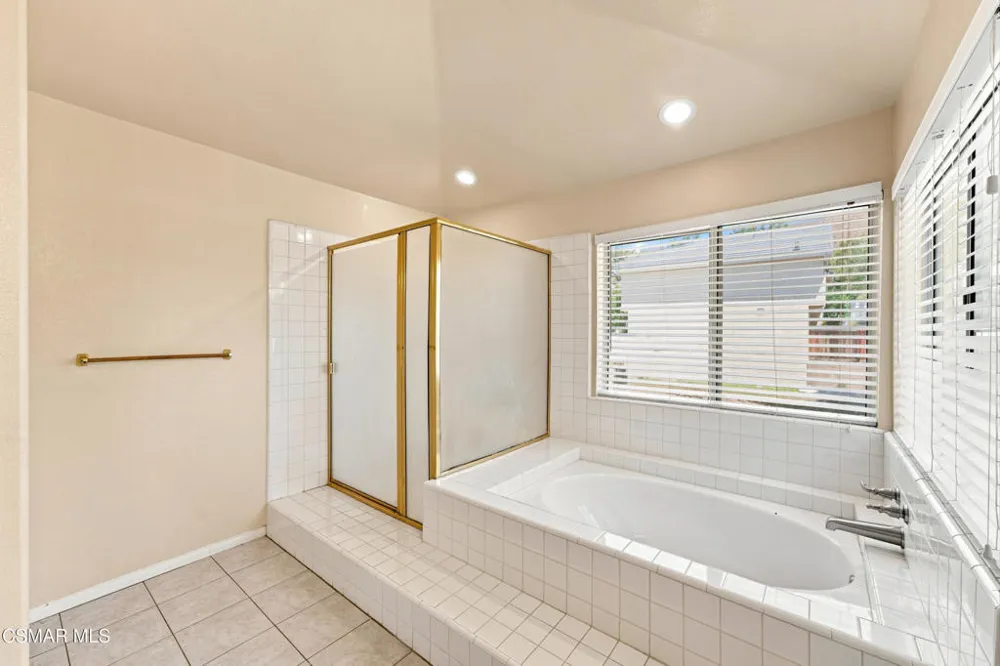 556 Myrtle Court Oak Park, CA 91377