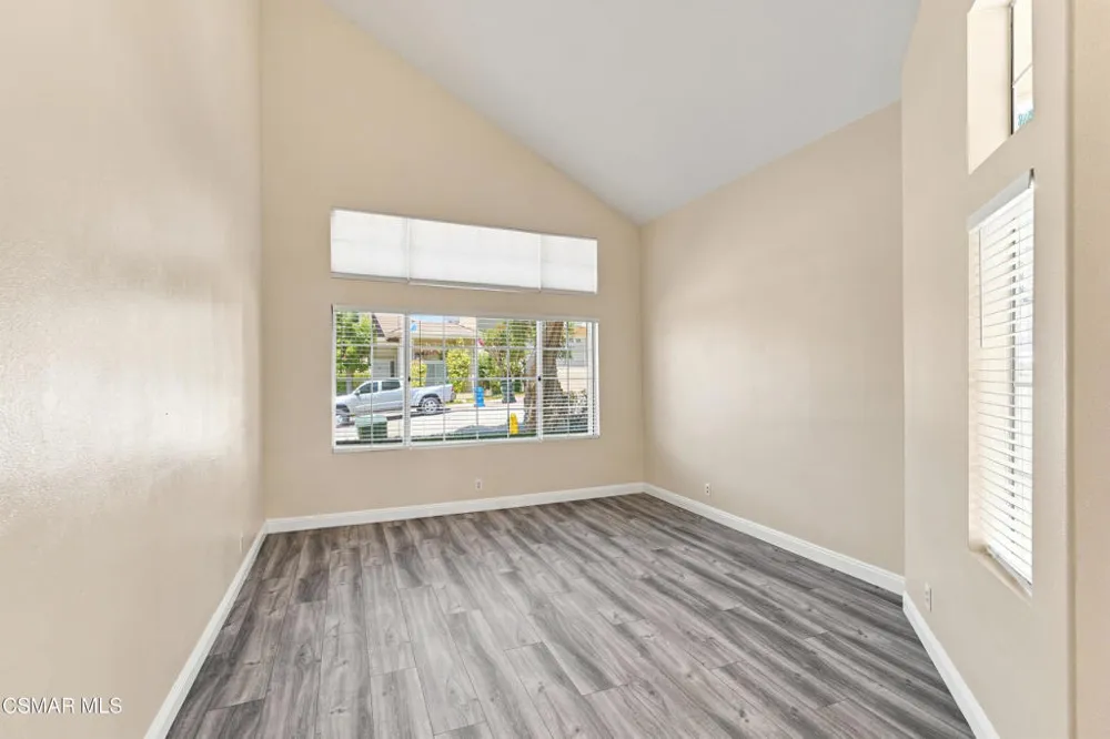 556 Myrtle Court Oak Park, CA 91377