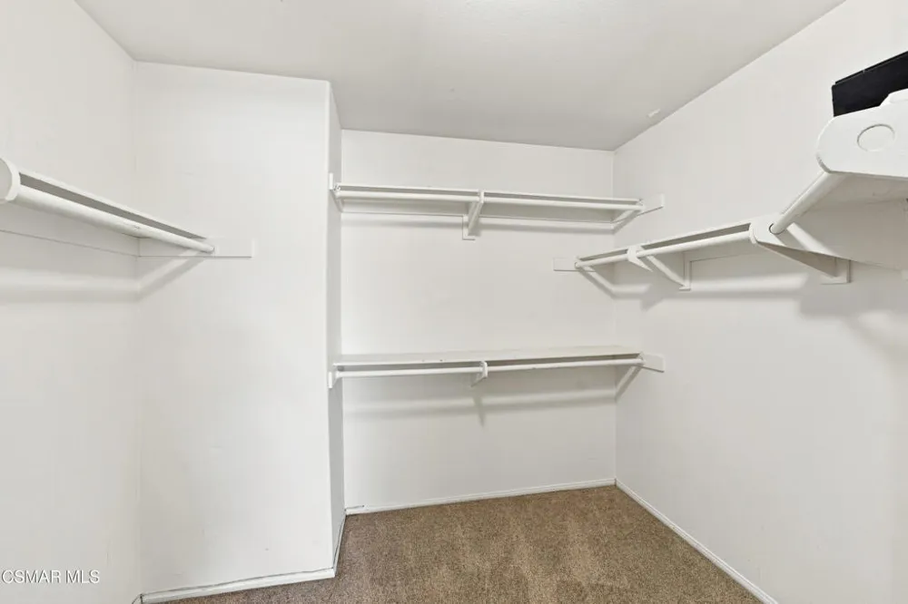 556 Myrtle Court Oak Park, CA 91377