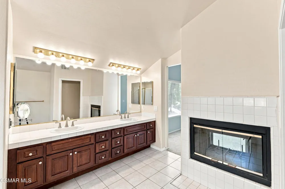 556 Myrtle Court Oak Park, CA 91377