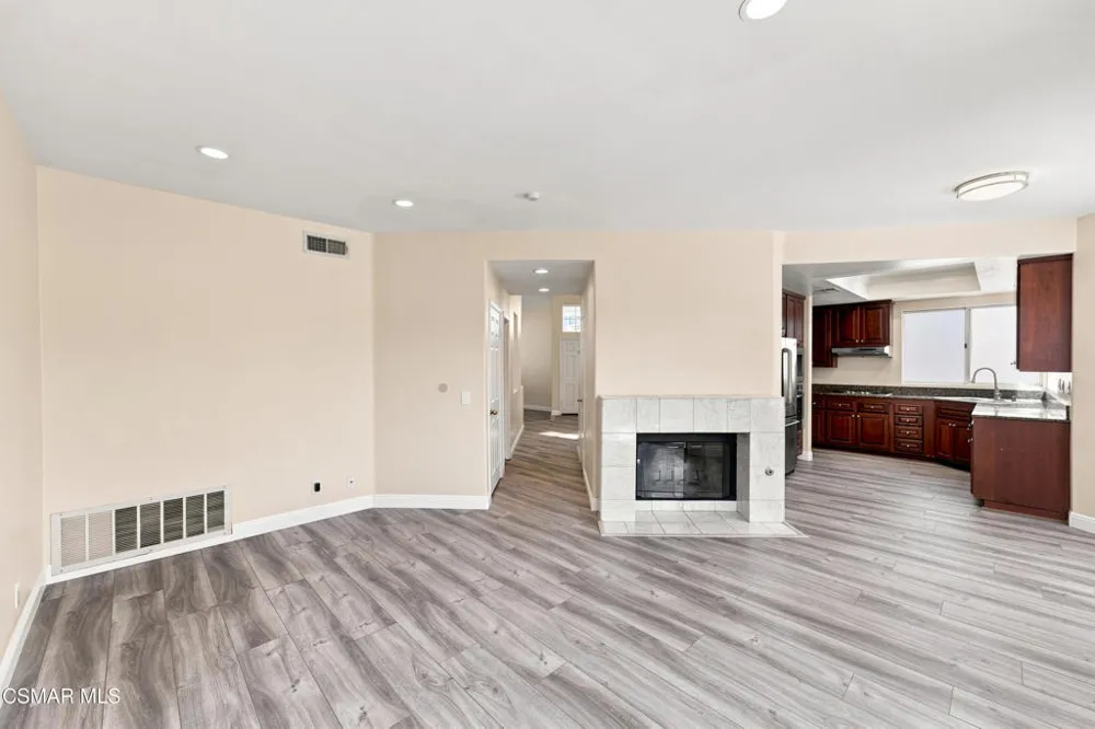 556 Myrtle Court Oak Park, CA 91377