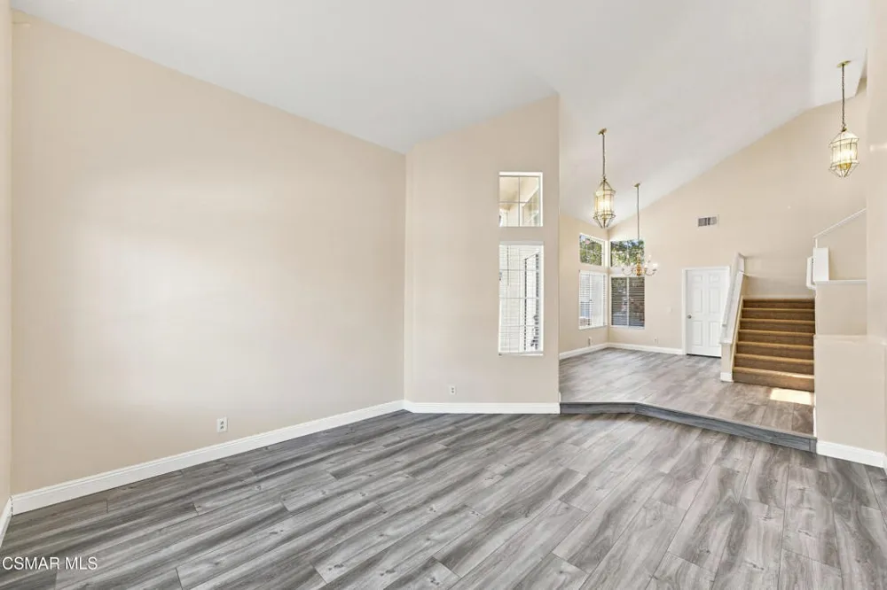 556 Myrtle Court Oak Park, CA 91377