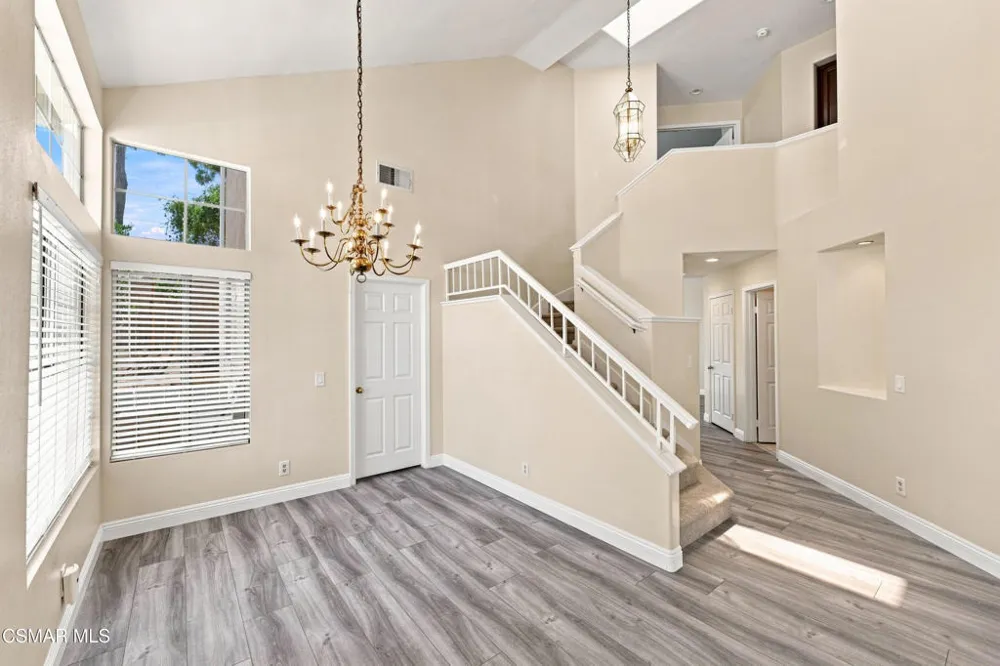 556 Myrtle Court Oak Park, CA 91377