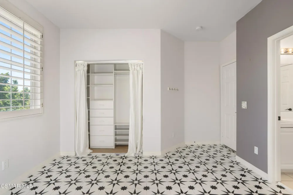 921 Ellesmere Way Oak Park, CA 91377
