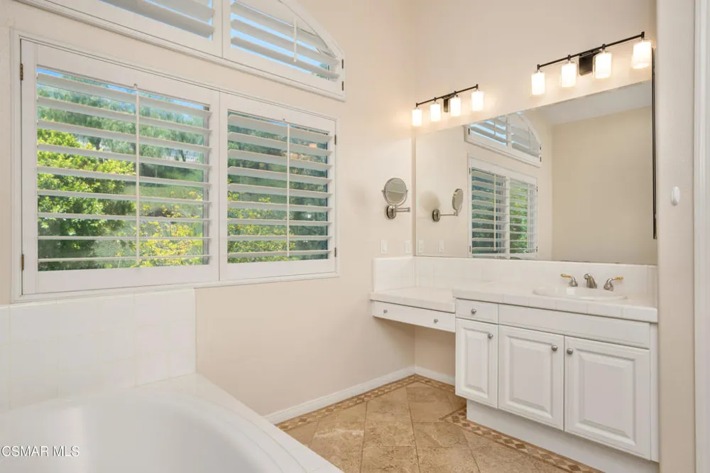 921 Ellesmere Way Oak Park, CA 91377