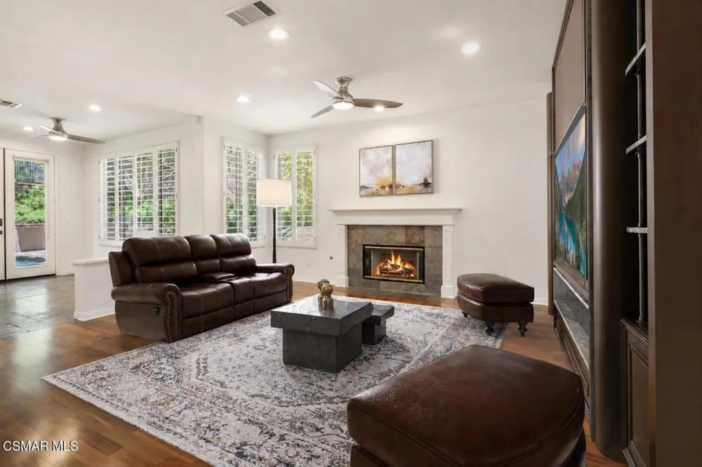 921 Ellesmere Way Oak Park, CA 91377
