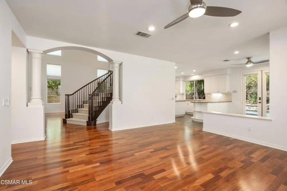 921 Ellesmere Way Oak Park, CA 91377