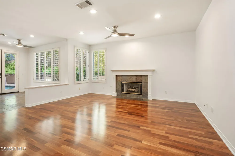 921 Ellesmere Way Oak Park, CA 91377
