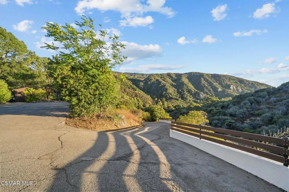 2025 Mckain Street Calabasas, CA 91302