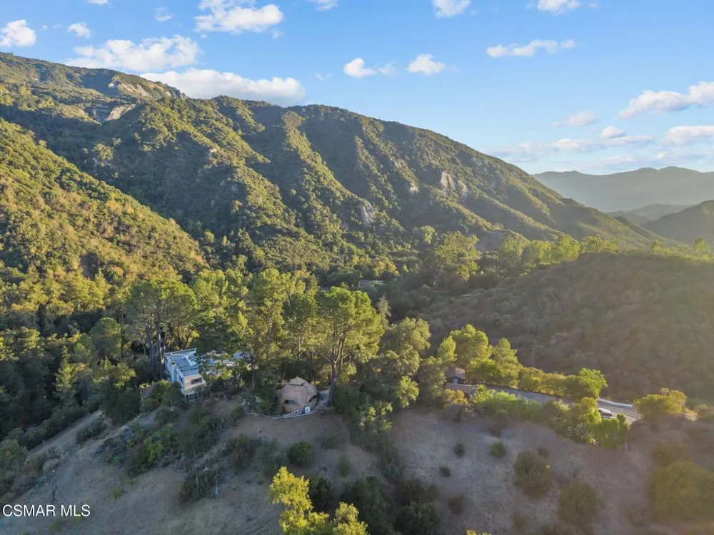 2025 Mckain Street Calabasas, CA 91302