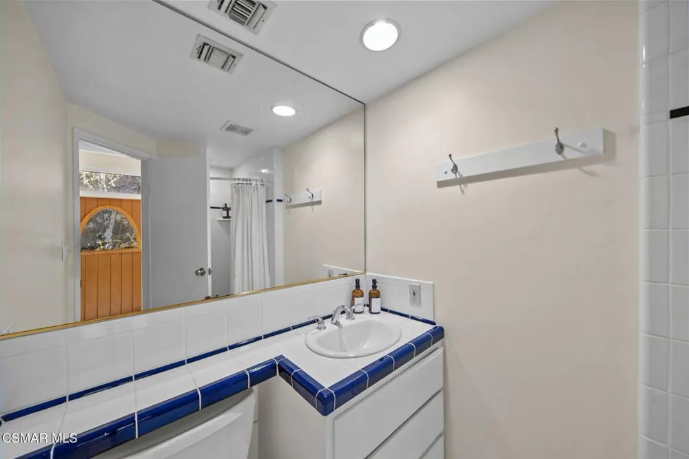 2025 Mckain Street Calabasas, CA 91302