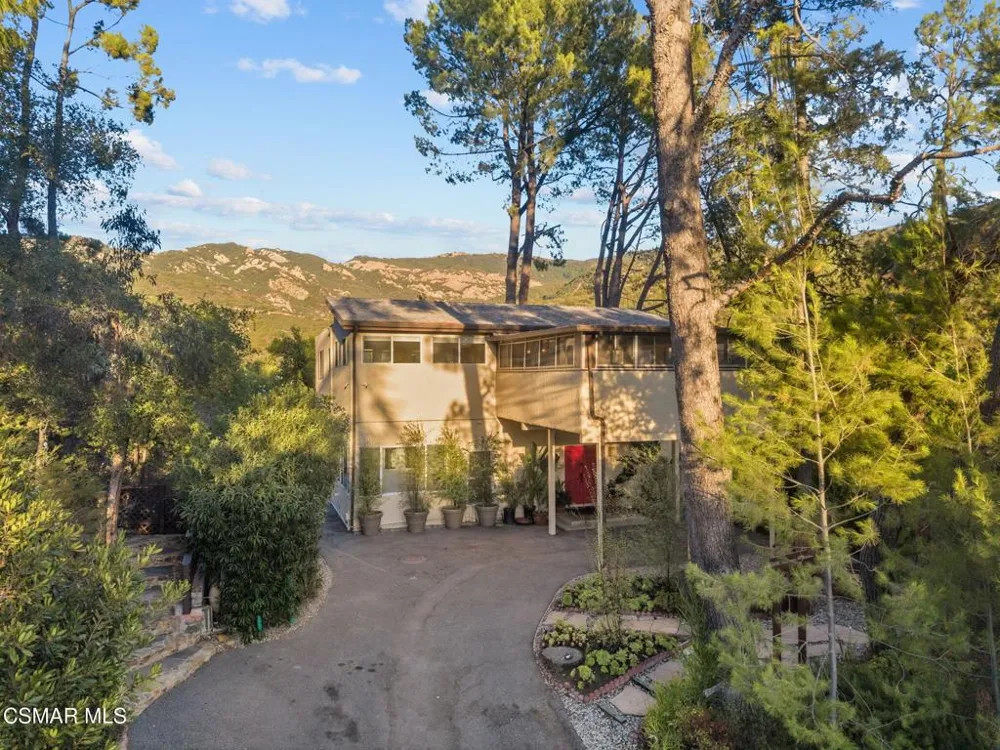 2025 Mckain Street Calabasas, CA 91302