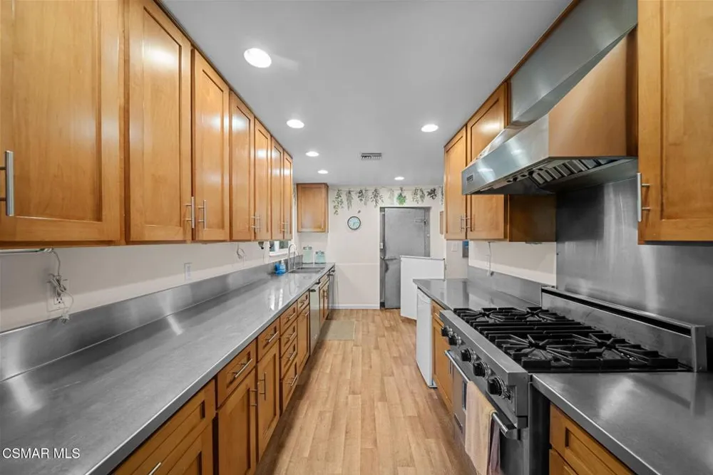 2025 Mckain Street Calabasas, CA 91302