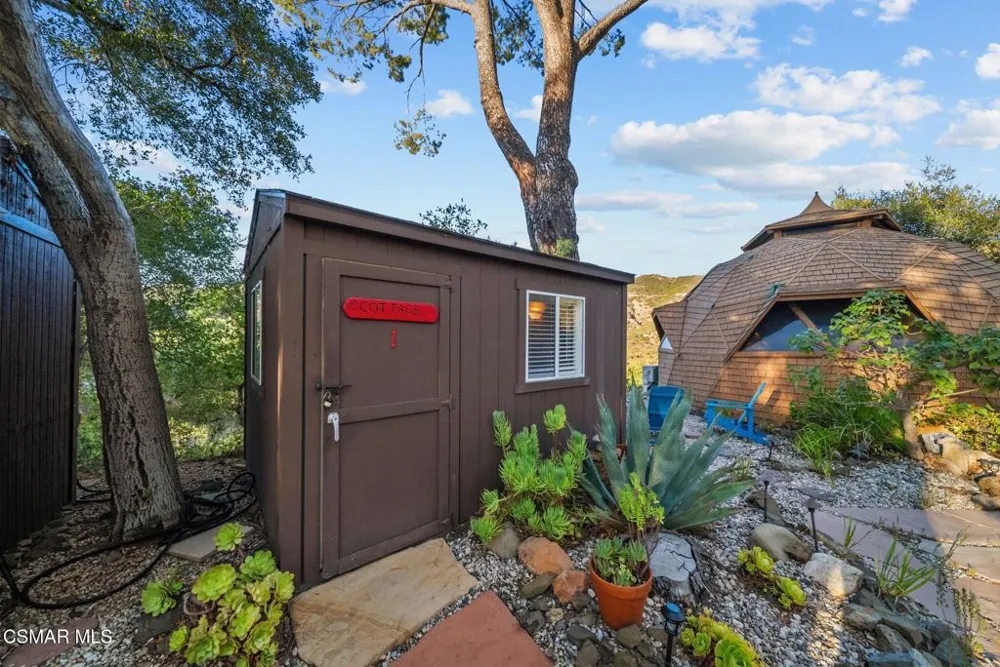 2025 Mckain Street Calabasas, CA 91302
