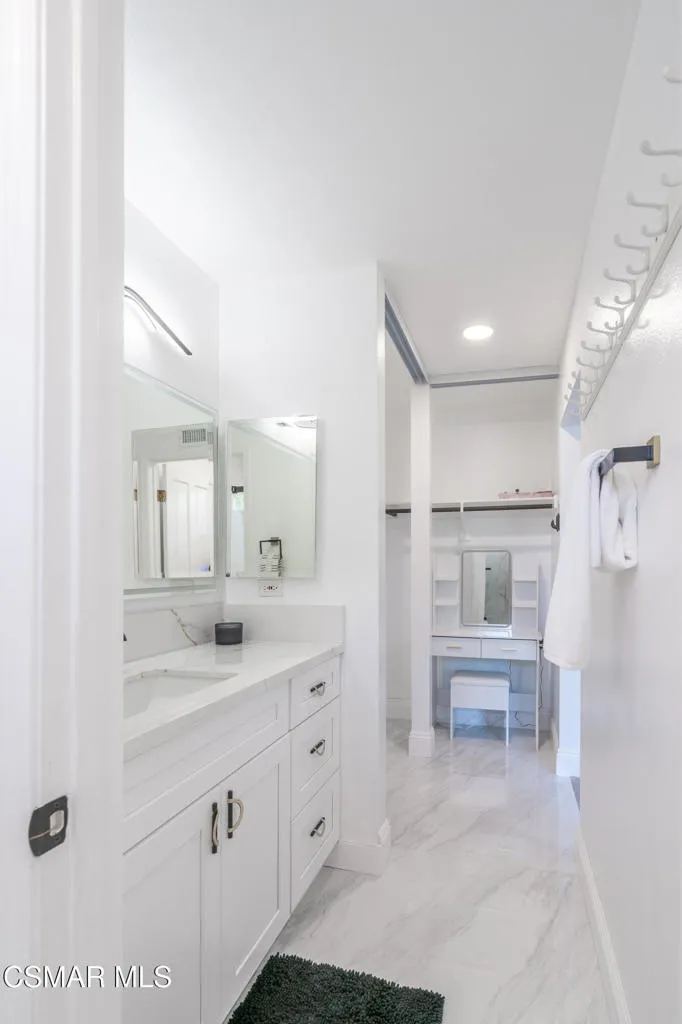 1312 Dubonnet Court Oak Park, CA 91377