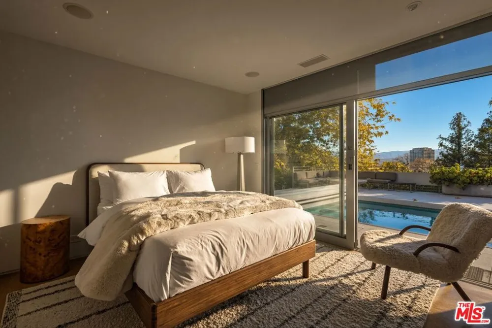 3201 Oakley Drive Los Angeles, CA 90068
