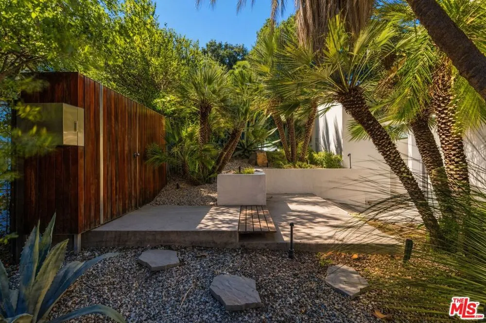 3201 Oakley Drive Los Angeles, CA 90068