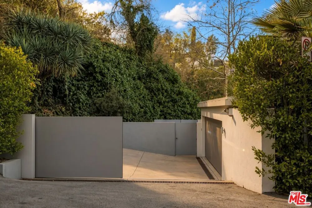 3201 Oakley Drive Los Angeles, CA 90068