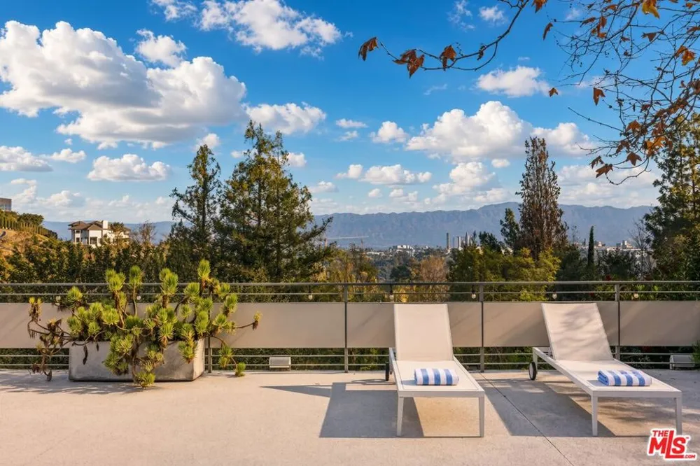 3201 Oakley Drive Los Angeles, CA 90068