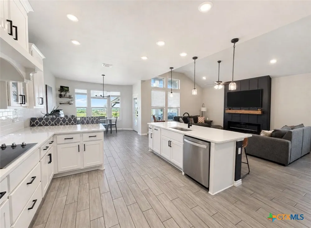 1756 Meadow Crest Drive Salado, TX 76571
