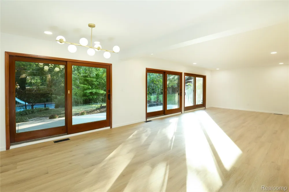 24095 Farmington Road Farmington City, MI 48336