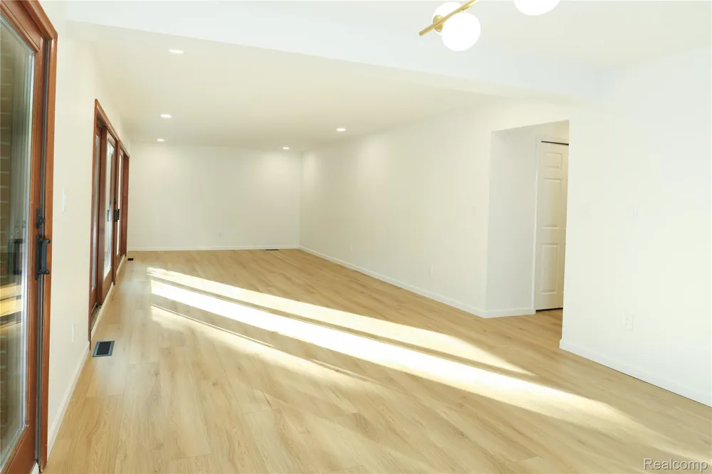 24095 Farmington Road Farmington City, MI 48336