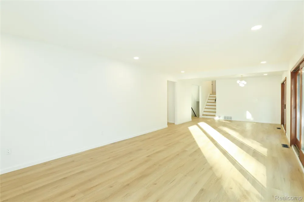 24095 Farmington Road Farmington City, MI 48336