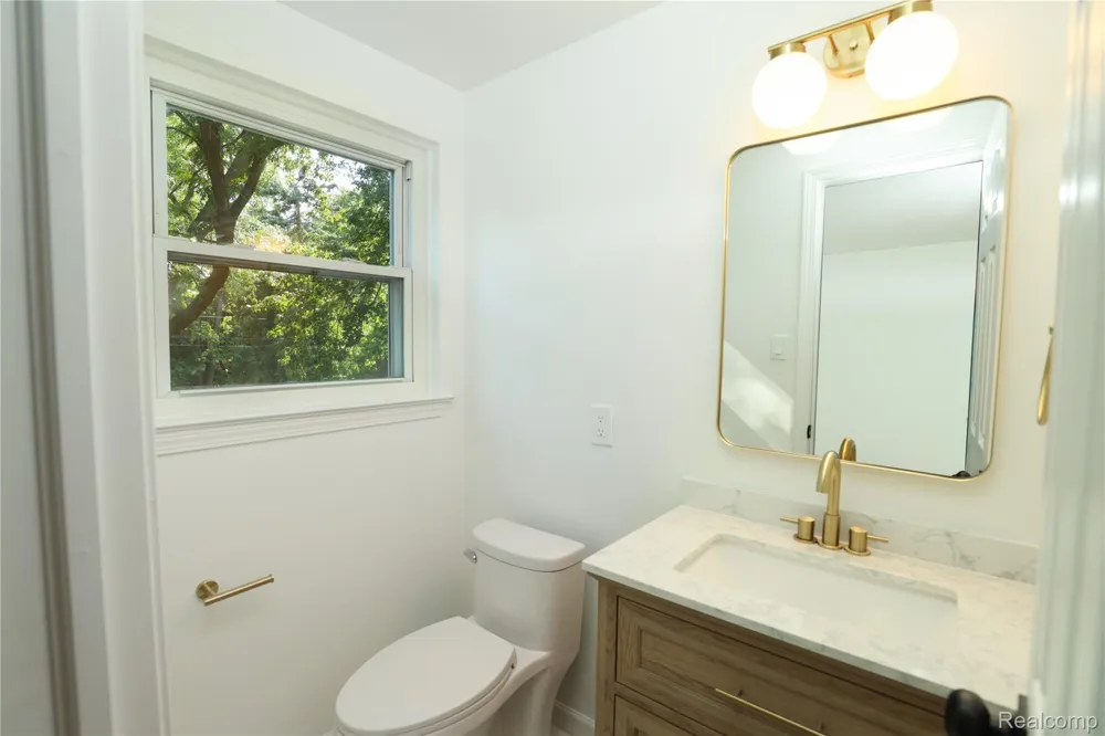 24095 Farmington Road Farmington City, MI 48336