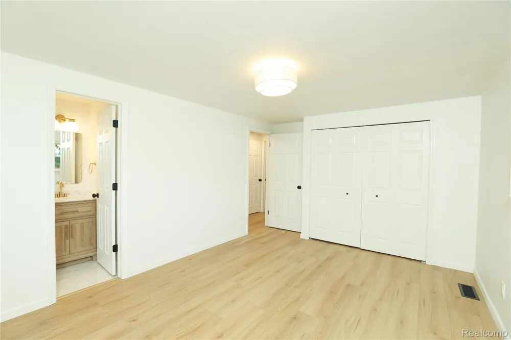 24095 Farmington Road Farmington City, MI 48336