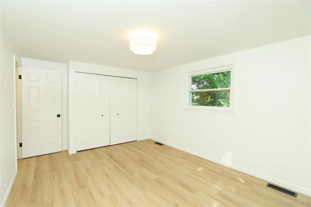 24095 Farmington Road Farmington City, MI 48336