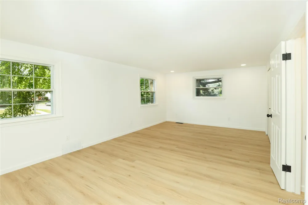 24095 Farmington Road Farmington City, MI 48336