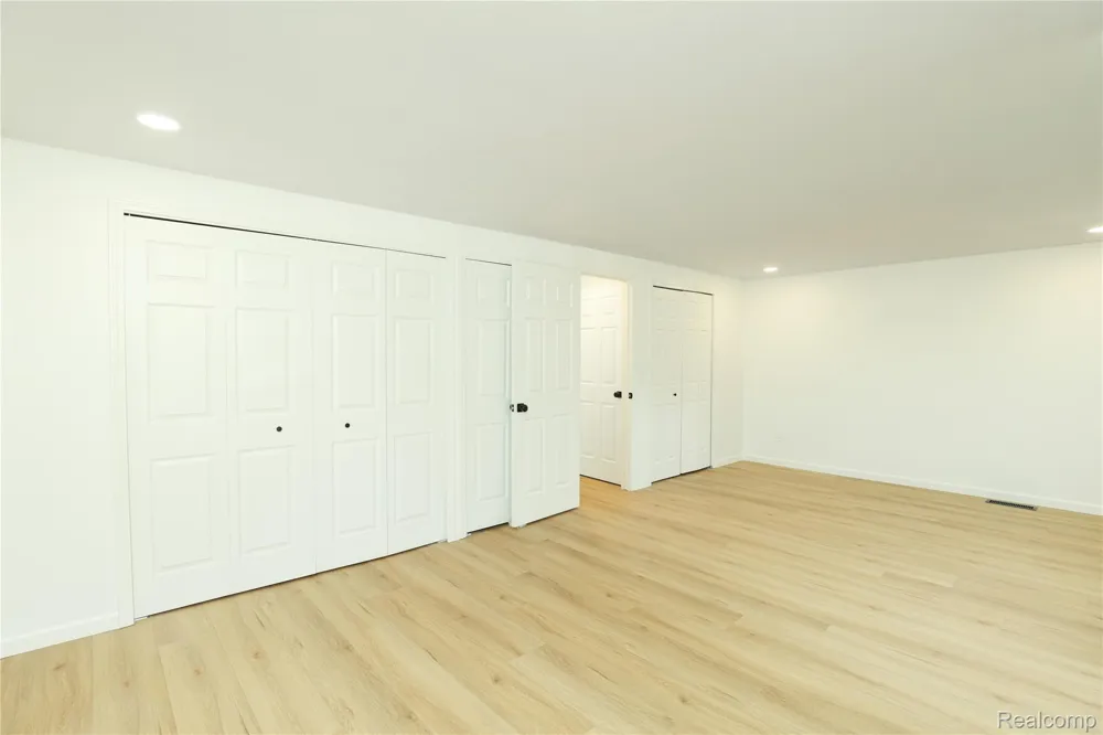 24095 Farmington Road Farmington City, MI 48336