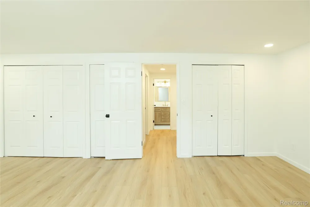 24095 Farmington Road Farmington City, MI 48336