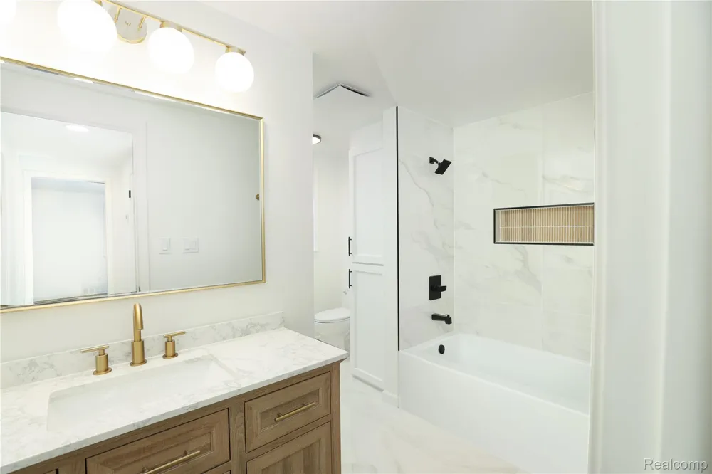 24095 Farmington Road Farmington City, MI 48336