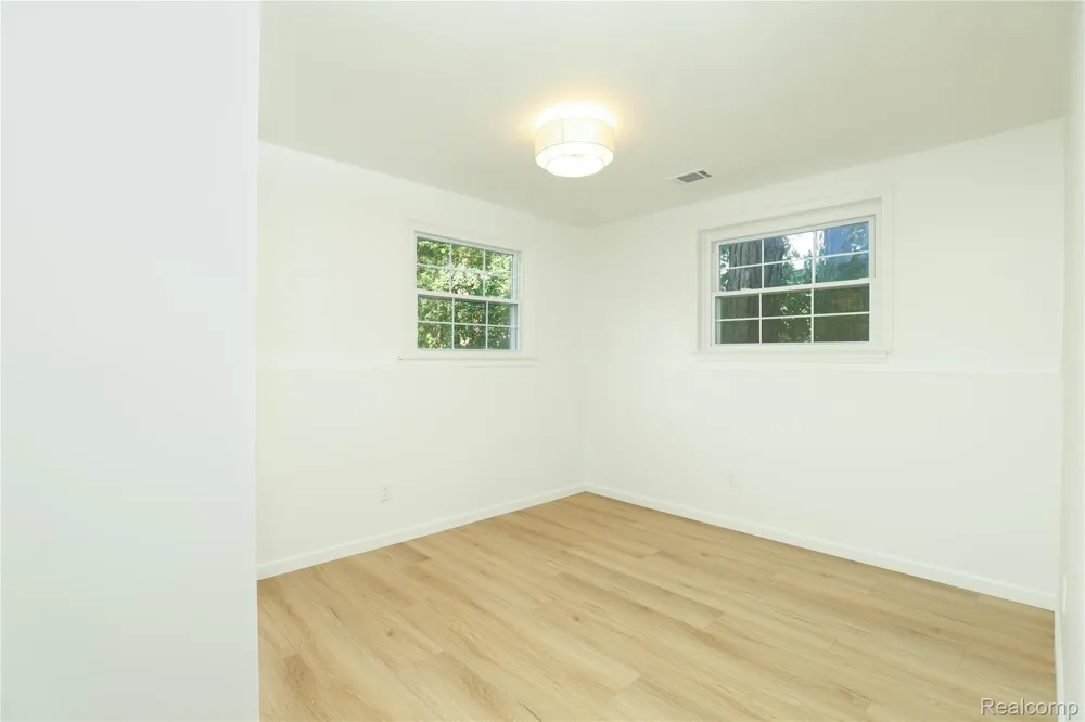 24095 Farmington Road Farmington City, MI 48336