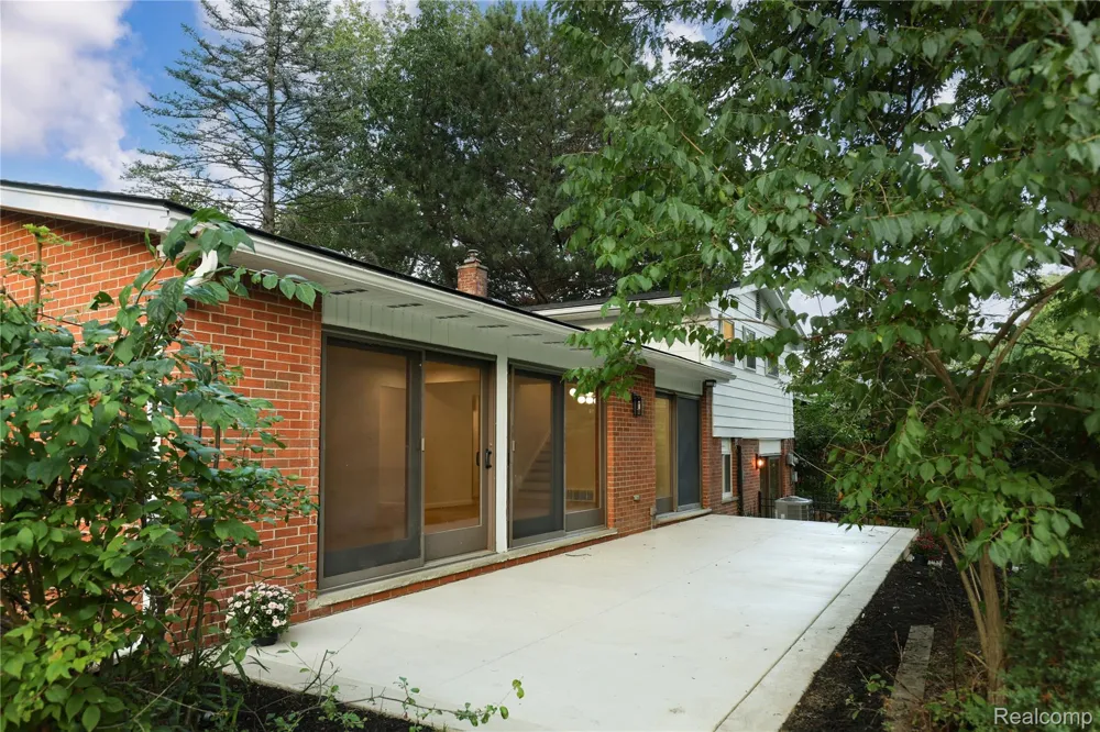 24095 Farmington Road Farmington City, MI 48336
