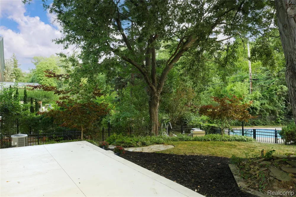 24095 Farmington Road Farmington City, MI 48336