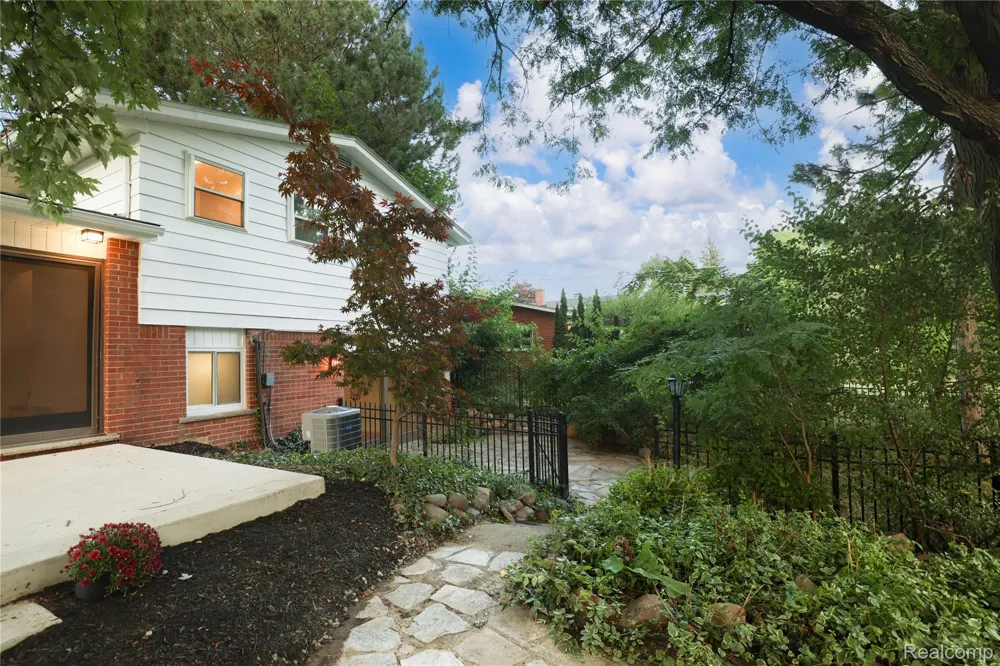 24095 Farmington Road Farmington City, MI 48336