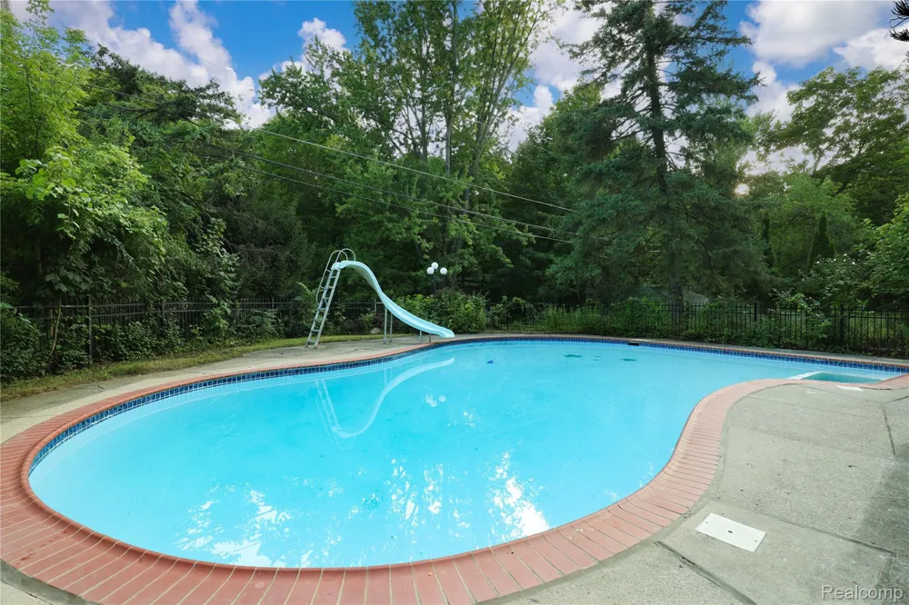 24095 Farmington Road Farmington City, MI 48336