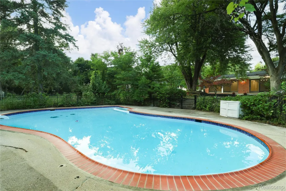 24095 Farmington Road Farmington City, MI 48336