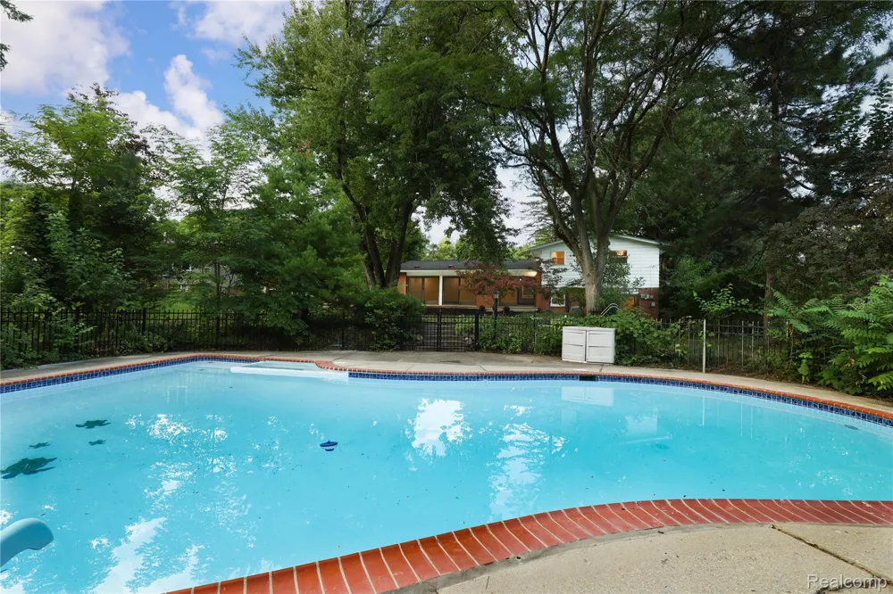 24095 Farmington Road Farmington City, MI 48336