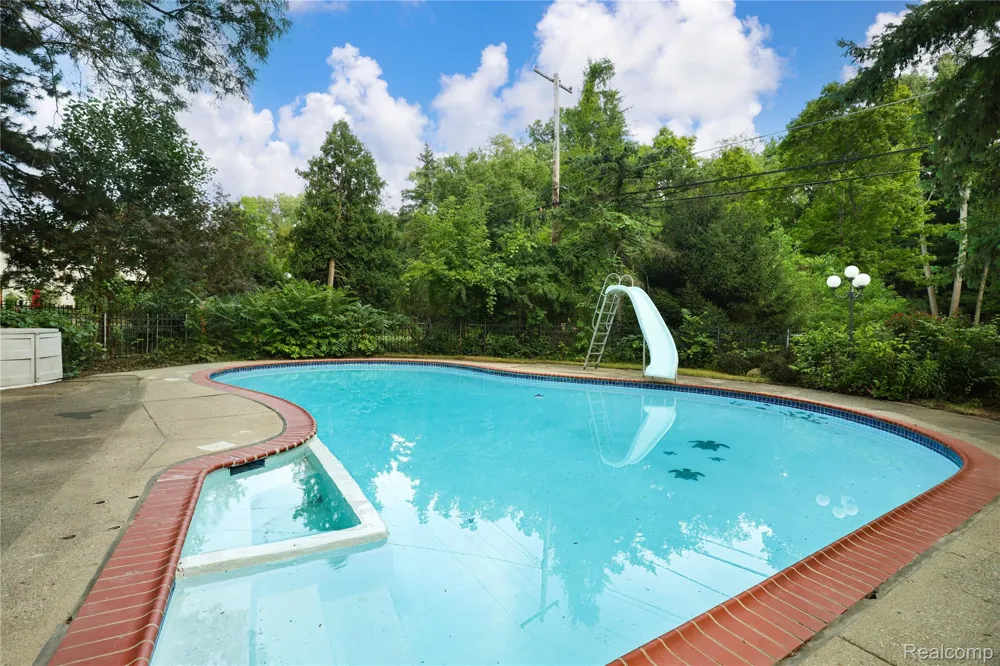 24095 Farmington Road Farmington City, MI 48336