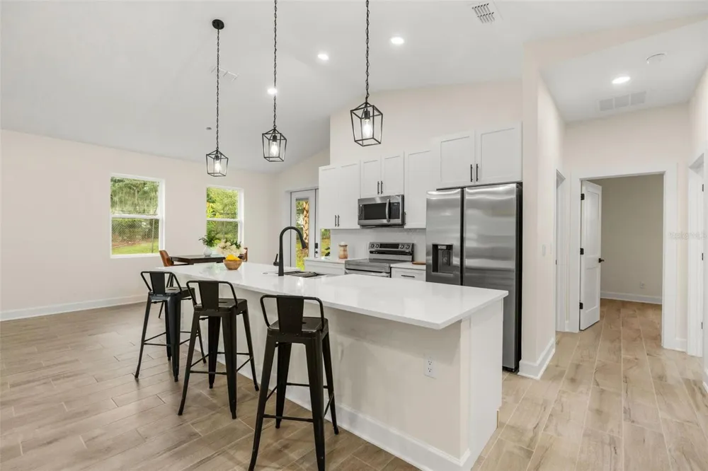 221 S SUNSET AVENUE Mascotte, FL 34753