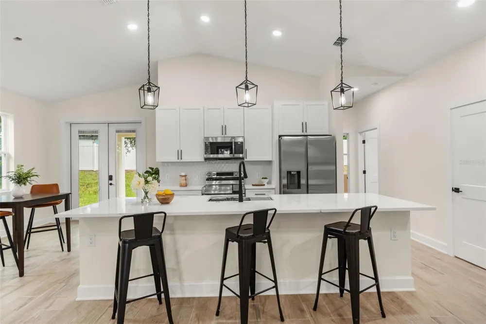 221 S SUNSET AVENUE Mascotte, FL 34753
